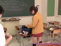 Asia Schulgirl leckt seinen Schniedel im Klassenraum