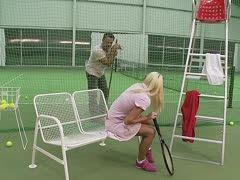Lena Cova bei feuchter Tennisstunde