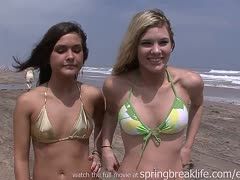 Beachgirls präsentieren ihre jungen Euter