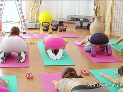 Mit Yoga Trainer zum Höhepunkt gebracht mit zwei Mädels